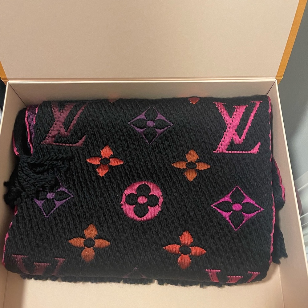 Louis Vuitton wool/silk scarf - Picture 2 of 4